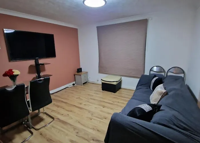 Comfortable 2 Bedroom House With Free Parking And Great Transport Links