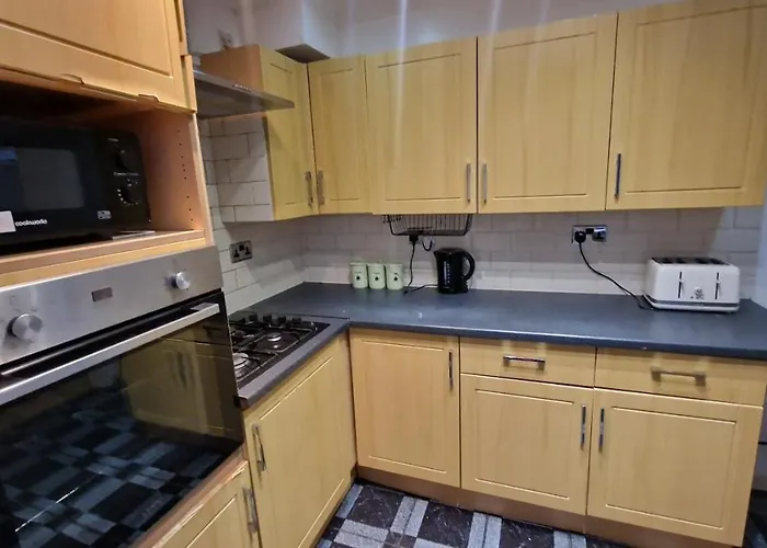 Comfortable 2 Bedroom House With Free Parking And Great Transport Links