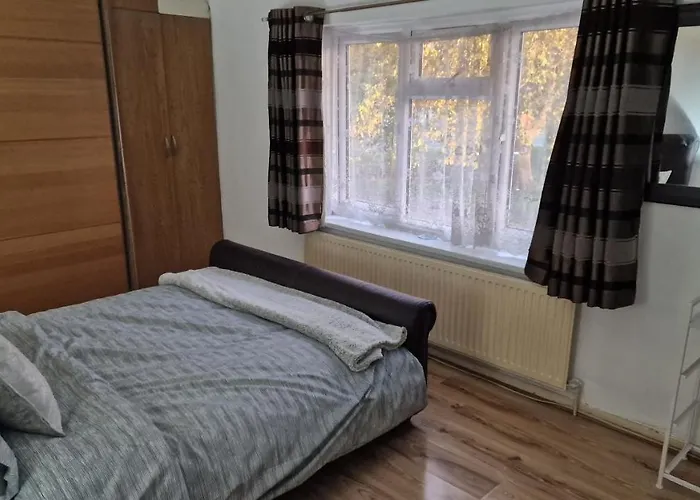 Comfortable 2 Bedroom House With Free Parking And Great Transport Links