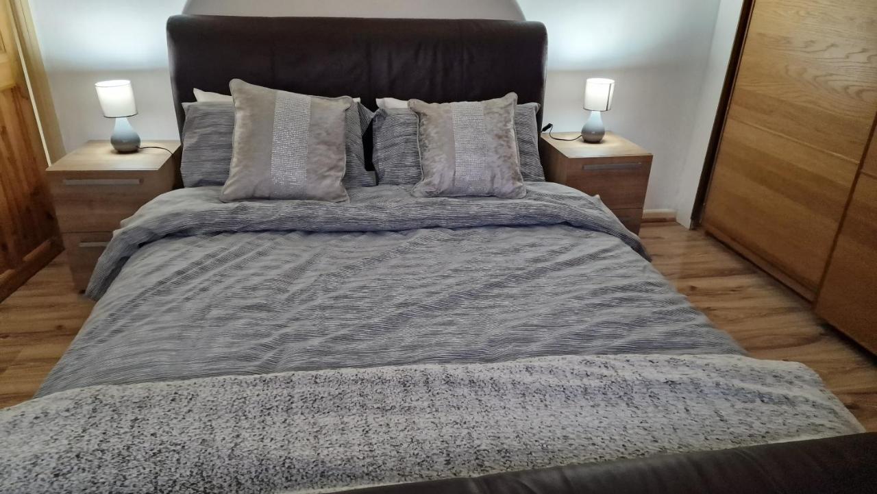 Comfortable 2 Bedroom House With Free Parking And Great Transport Links Dagenham