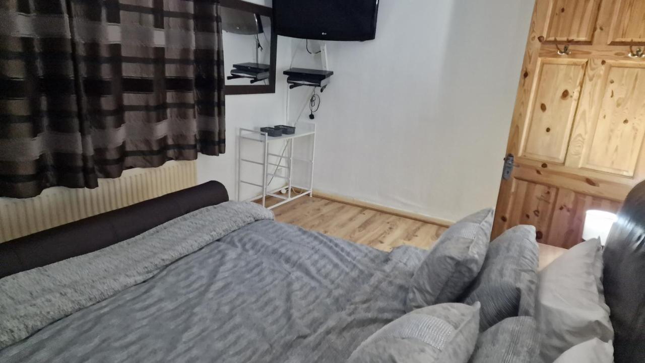 Comfortable 2 Bedroom House With Free Parking And Great Transport Links Holiday home Dagenham