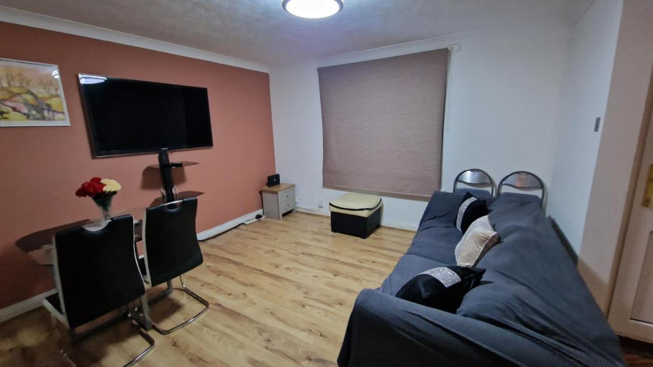 Holiday home Comfortable 2 Bedroom House With Free Parking And Great Transport Links