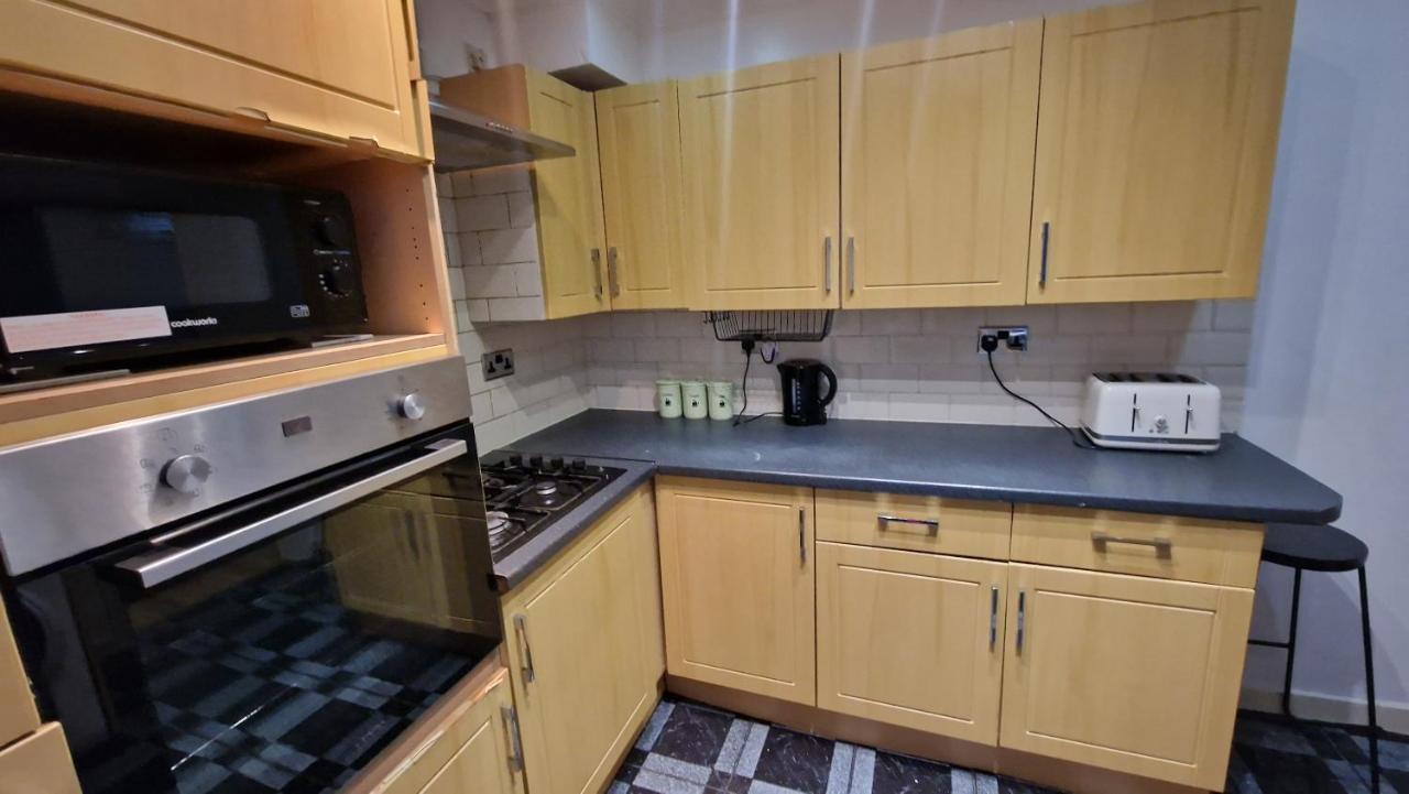 Comfortable 2 Bedroom House With Free Parking And Great Transport Links * Dagenham