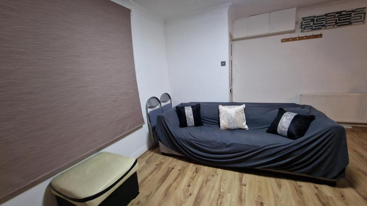 Comfortable 2 Bedroom House With Free Parking And Great Transport Links Holiday home *