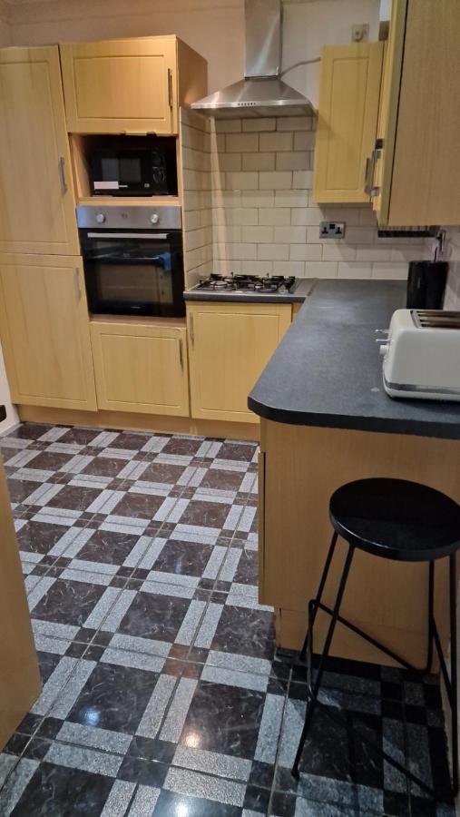 Comfortable 2 Bedroom House With Free Parking And Great Transport Links *