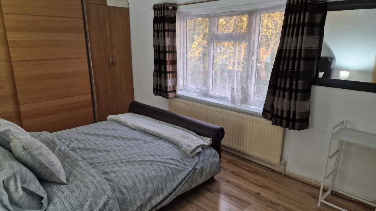 Holiday home Comfortable 2 Bedroom House With Free Parking And Great Transport Links Dagenham