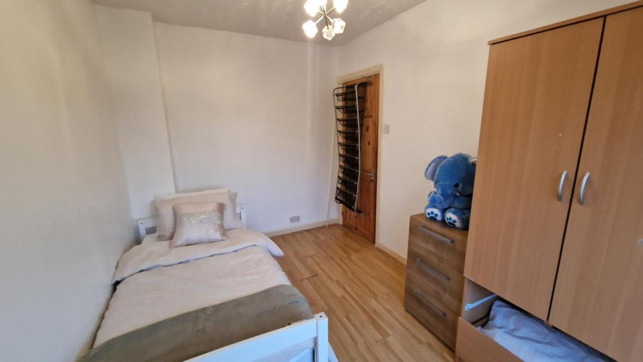 Comfortable 2 Bedroom House With Free Parking And Great Transport Links Holiday home *