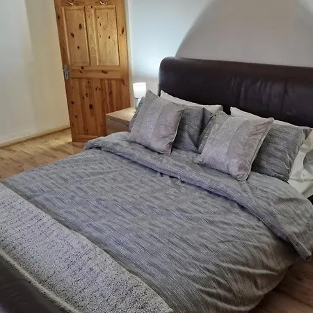 Comfortable 2 Bedroom House With Free Parking And Great Transport Links Dagenham Exterior photo