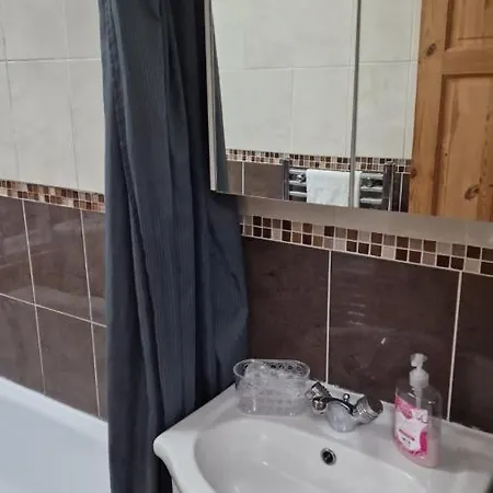Comfortable 2 Bedroom House With Free Parking And Great Transport Links Dagenham Exterior photo