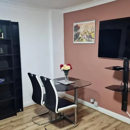 Comfortable 2 Bedroom House With Free Parking And Great Transport Links Dagenham Exterior photo