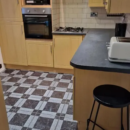 Comfortable 2 Bedroom House With Free Parking And Great Transport Links Dagenham Exterior photo