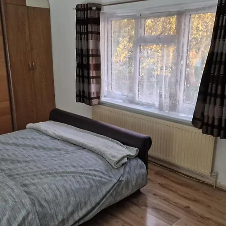 Comfortable 2 Bedroom House With Free Parking And Great Transport Links Dagenham Exterior photo