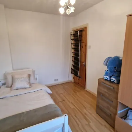 Comfortable 2 Bedroom House With Free Parking And Great Transport Links Dagenham Exterior photo