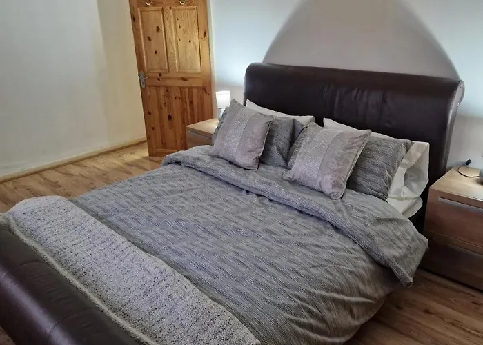 Comfortable 2 Bedroom House With Free Parking And Great Transport Links