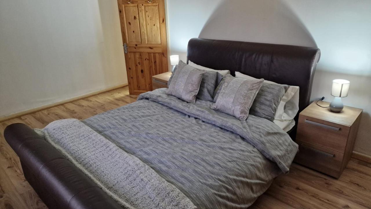 Comfortable 2 Bedroom House With Free Parking And Great Transport Links Holiday home *