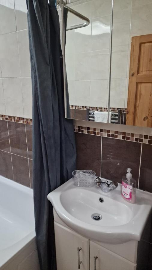 Comfortable 2 Bedroom House With Free Parking And Great Transport Links Holiday home *