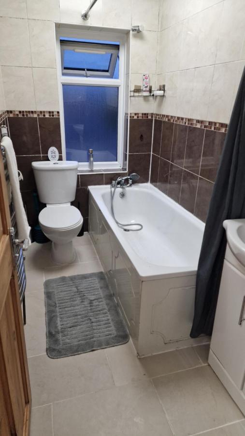 Comfortable 2 Bedroom House With Free Parking And Great Transport Links Holiday home *