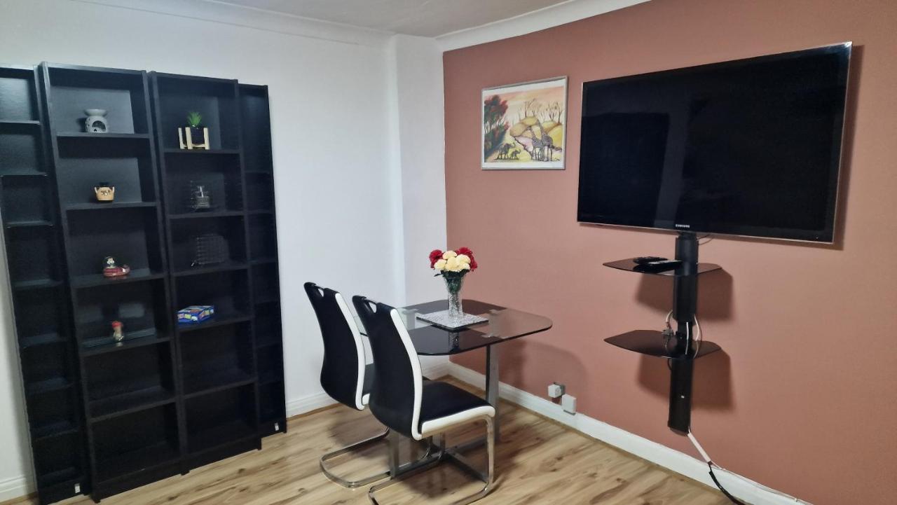 Comfortable 2 Bedroom House With Free Parking And Great Transport Links *